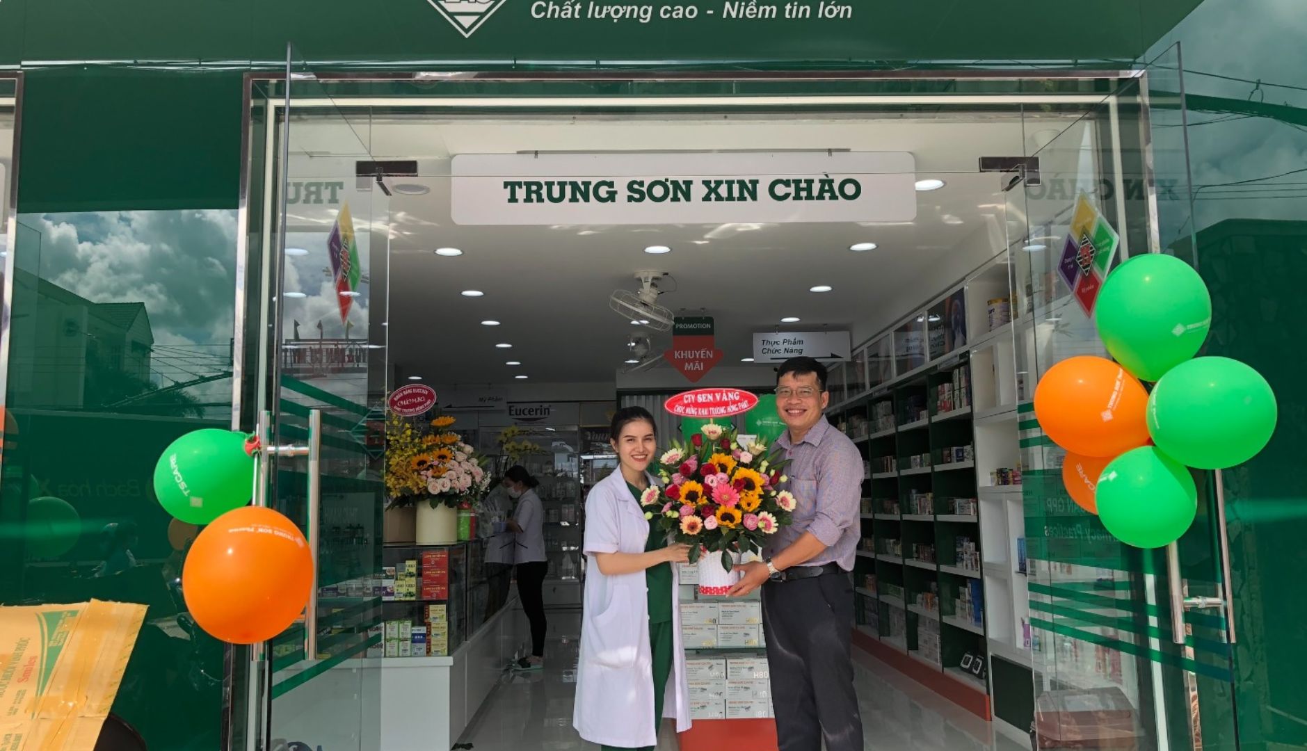 Công Ty TNHH Dược Mỹ Phẩm Sen Vàng Chúc Mừng Hệ Thống Nhà Thuốc Trung Sơn Pharma Khai Trương 